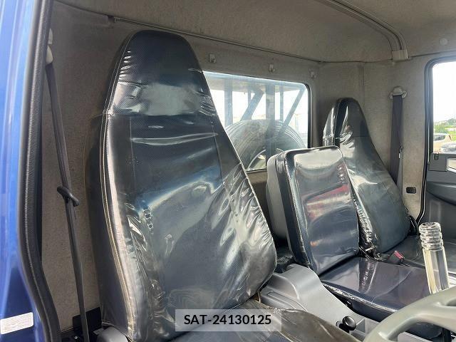 Mitsubishi FIGHTER 2014-01 8626742-19