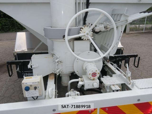 Mitsubishi FIGHTER 2024-02 8659050-18