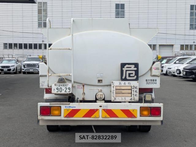 Mitsubishi FIGHTER 2013-02 8659055-6