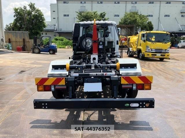 Mitsubishi FIGHTER 2025-11 8685546-7
