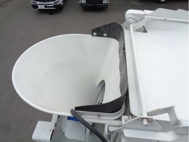 Mitsubishi FIGHTER 2025-12 8732926-6