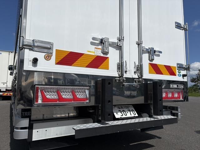 Mitsubishi FIGHTER 2024-09 8770672-15
