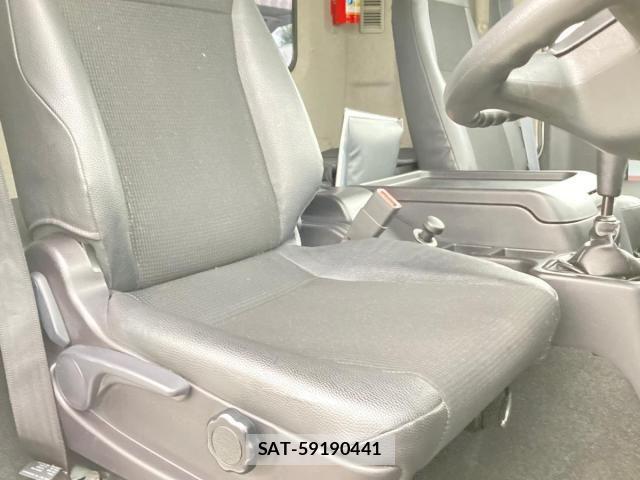 Mitsubishi FIGHTER 2021-04 8829028-18