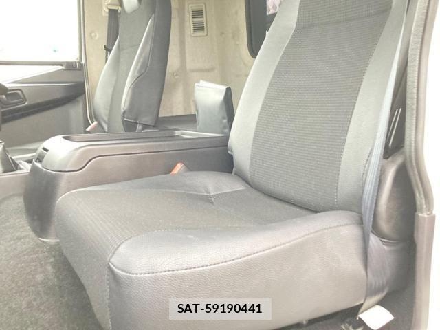 Mitsubishi FIGHTER 2021-04 8829028-19
