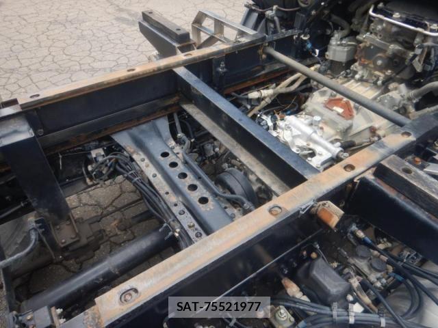 Mitsubishi FIGHTER 2012-02 8848972-29