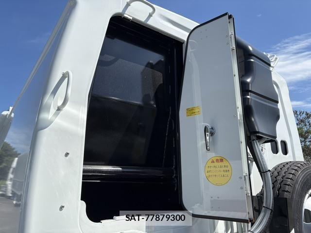 Mitsubishi FIGHTER 2026-01 8848955-12
