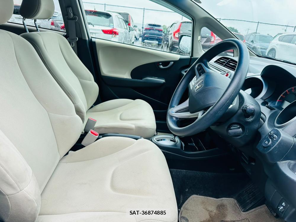Honda FIT 2009-10 7444391-11