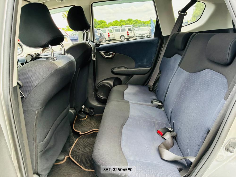 Honda FIT 2009-10 7587126-9