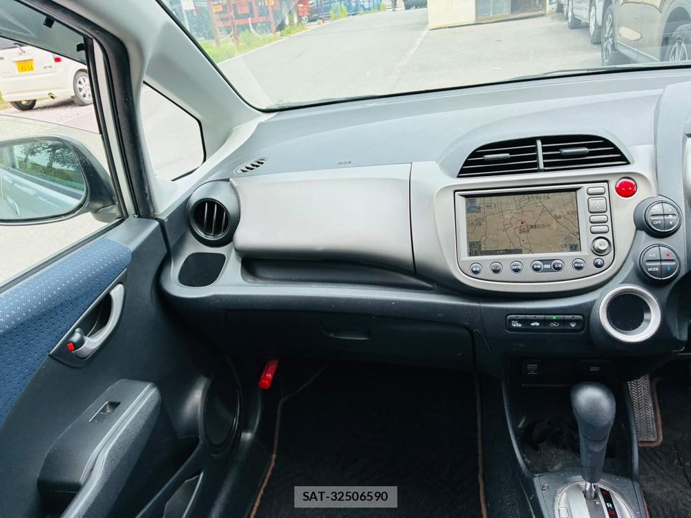 Honda FIT 2009-10 7587126-17