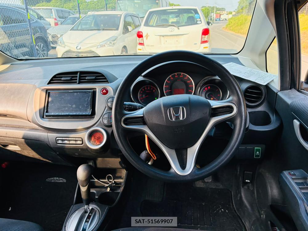 Honda FIT 2013-07 7927686-13