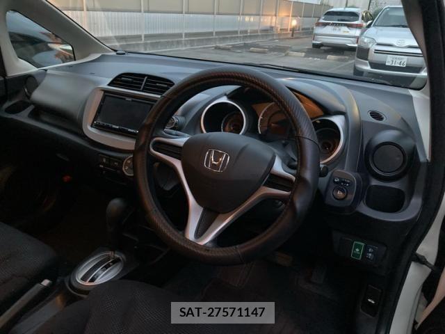 Honda FIT 2013-06 8626766-10
