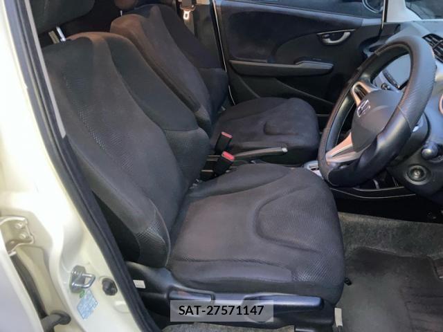 Honda FIT 2013-06 8626766-11