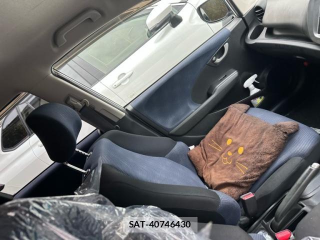 Honda FIT 2010-11 8742106-13