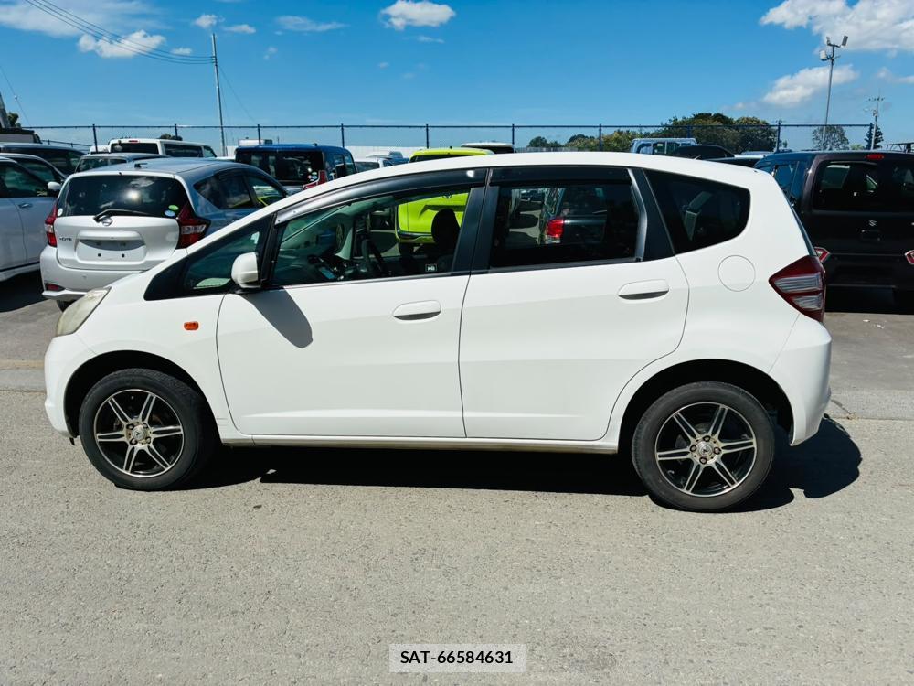 Honda FIT 2010-04 8564672-1