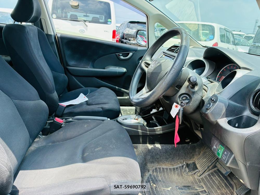 Honda FIT 2013-06 7736065-11