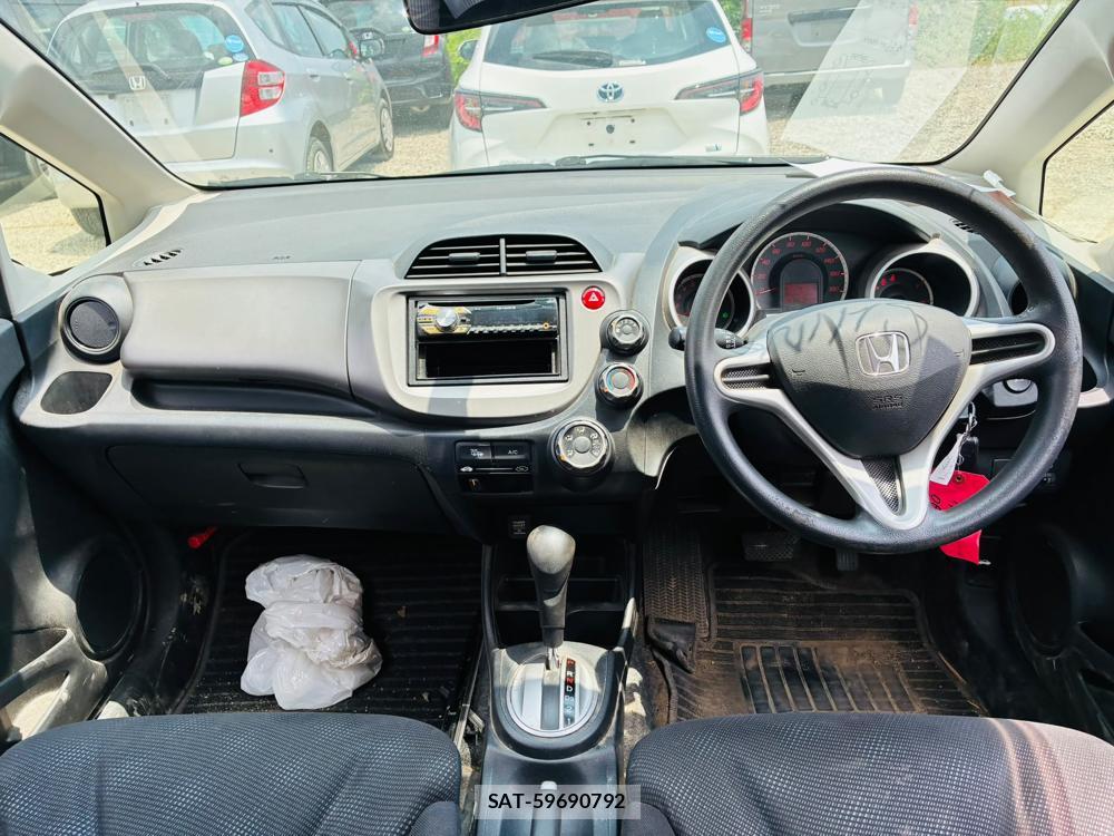 Honda FIT 2013-06 7736065-12