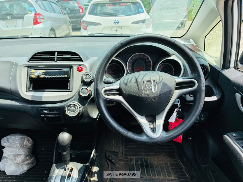 Honda FIT 2013-06 7736065-13