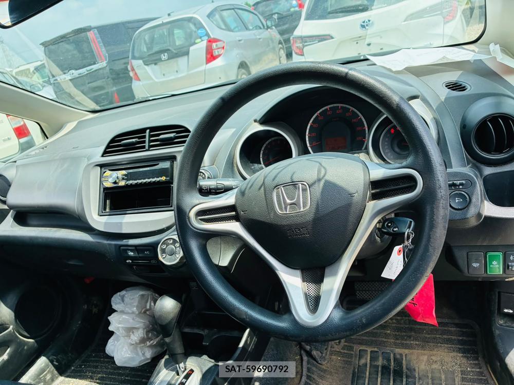 Honda FIT 2013-06 7736065-14