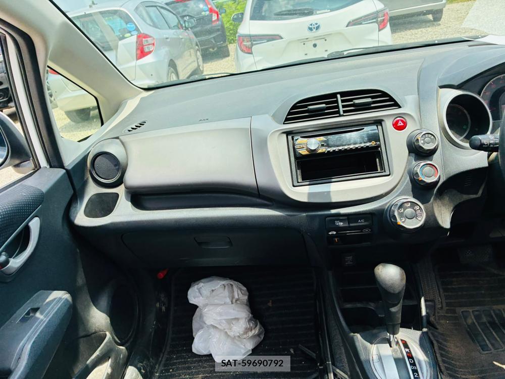 Honda FIT 2013-06 7736065-17