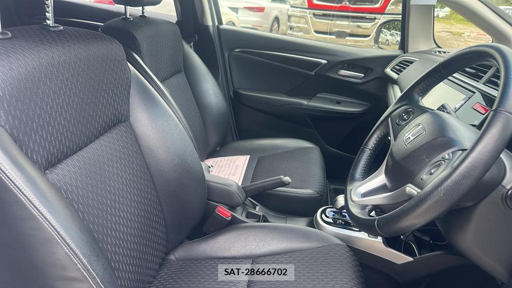 Honda FIT HYBRID 2013-10 8412442-12