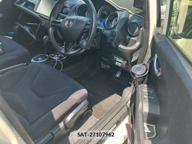 Honda FIT HYBRID 2013-05 8666144-11