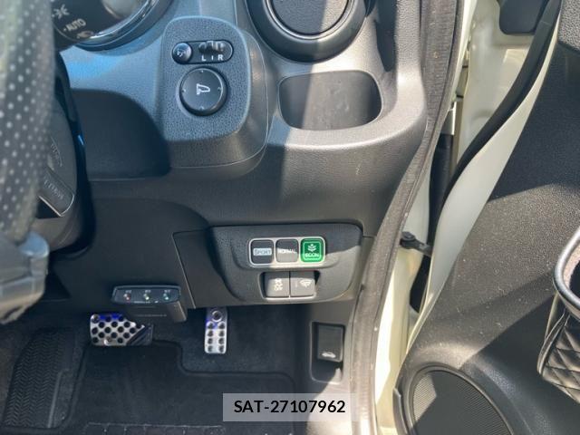 Honda FIT HYBRID 2013-05 8666144-13
