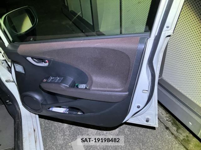 Honda FIT SHUTTLE HYBRID 2013-08 8840996-11