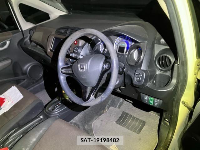 Honda FIT SHUTTLE HYBRID 2013-08 8840996-12