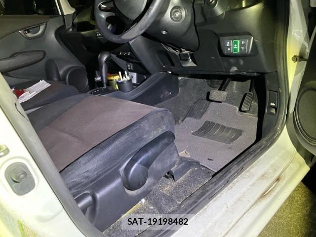 Honda FIT SHUTTLE HYBRID 2013-08 8840996-15