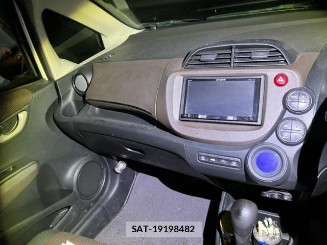 Honda FIT SHUTTLE HYBRID 2013-08 8840996-18