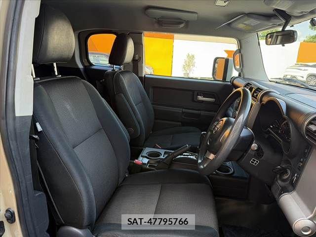 Toyota FJ CRUISER 2011-07 6814938-15
