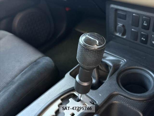 Toyota FJ CRUISER 2011-07 6814938-28