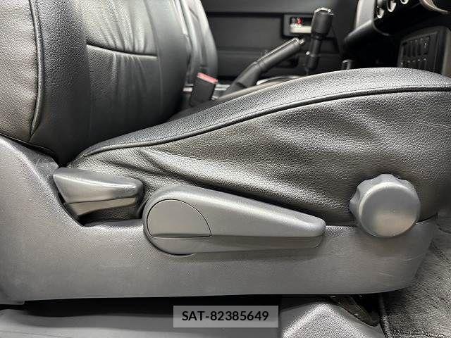 Toyota FJ CRUISER 2011-06 6814939-10