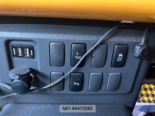 Toyota FJ CRUISER 2011-12 8365963-17