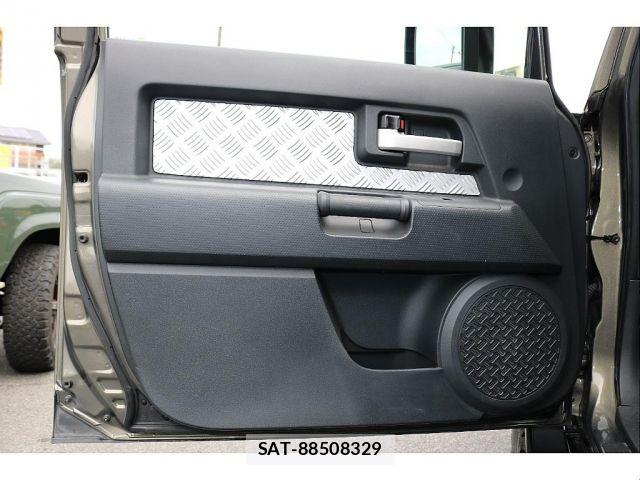 Toyota FJ CRUISER 2011-01 8849026-14