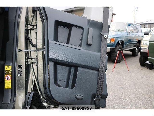 Toyota FJ CRUISER 2011-01 8849026-17