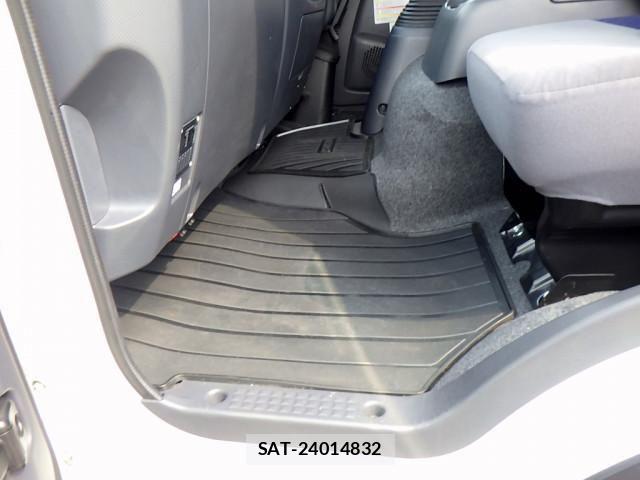 Isuzu FORWARD 2023-08 1116060-20