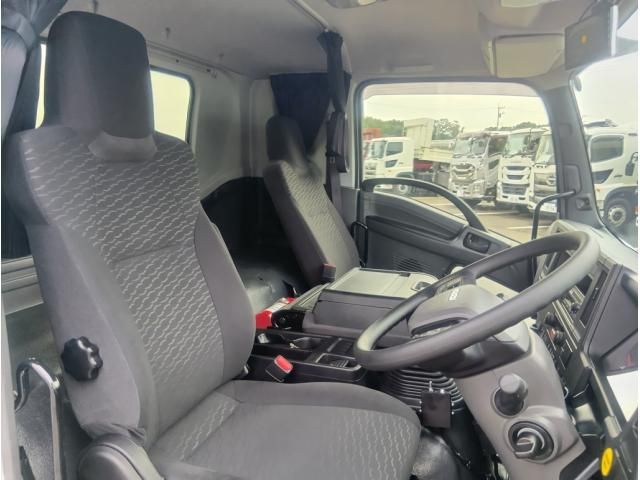 Isuzu FORWARD 2025-04 8331901-22
