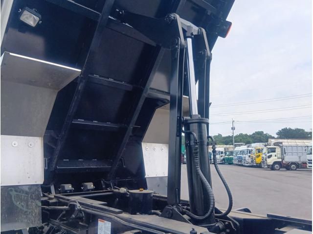 Isuzu FORWARD 2025-04 8331901-8