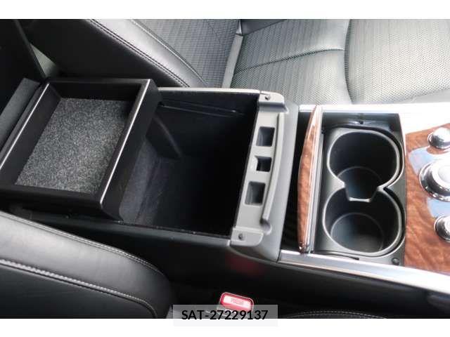 Nissan FUGA 2017-04 4592845-17