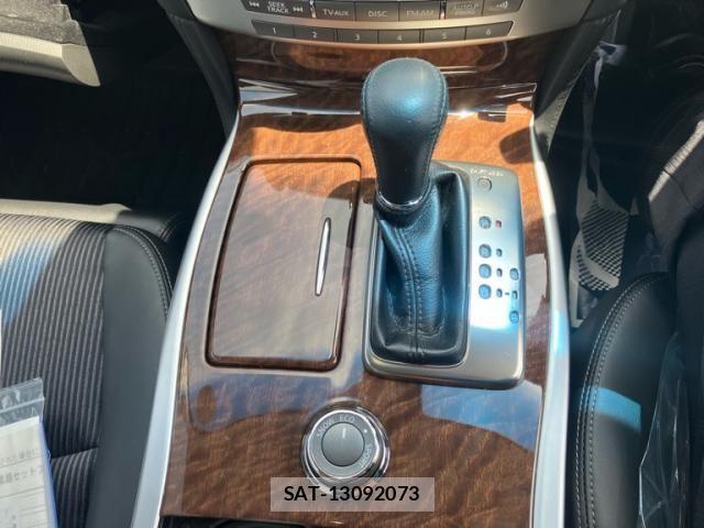 Nissan FUGA 2019-01 7218998-21
