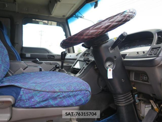 Isuzu GIGA 2010-11 6498069-22