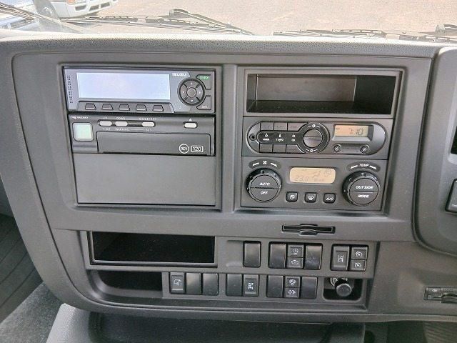 Isuzu GIGA 2018-03 8186395-15
