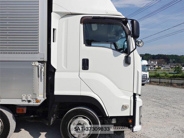 Isuzu GIGA 2016-07 8245274-2
