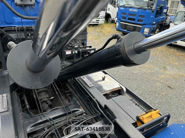 Isuzu GIGA 2016-03 8245275-9