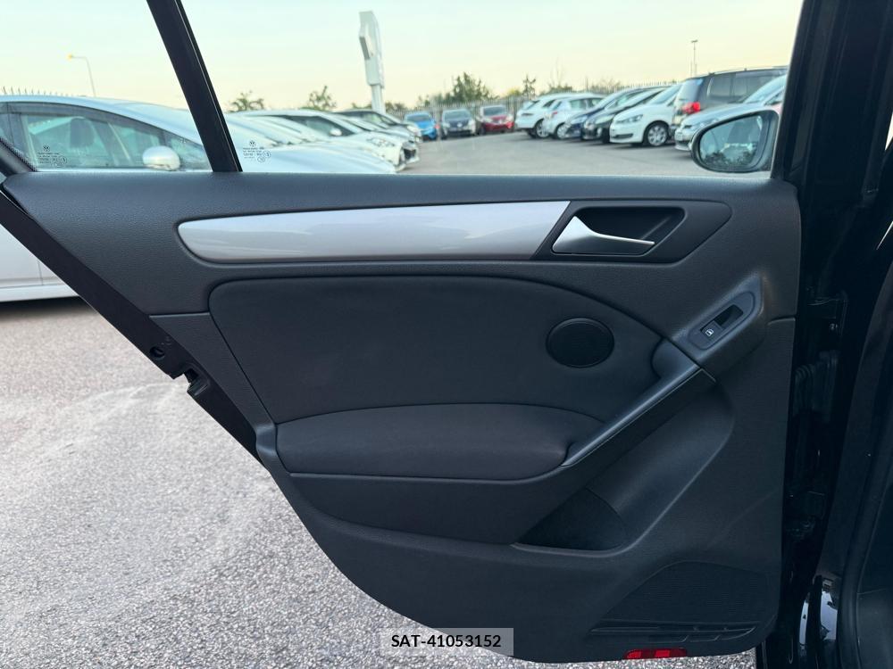 VolksWagen GOLF 2010-07 1284925-24