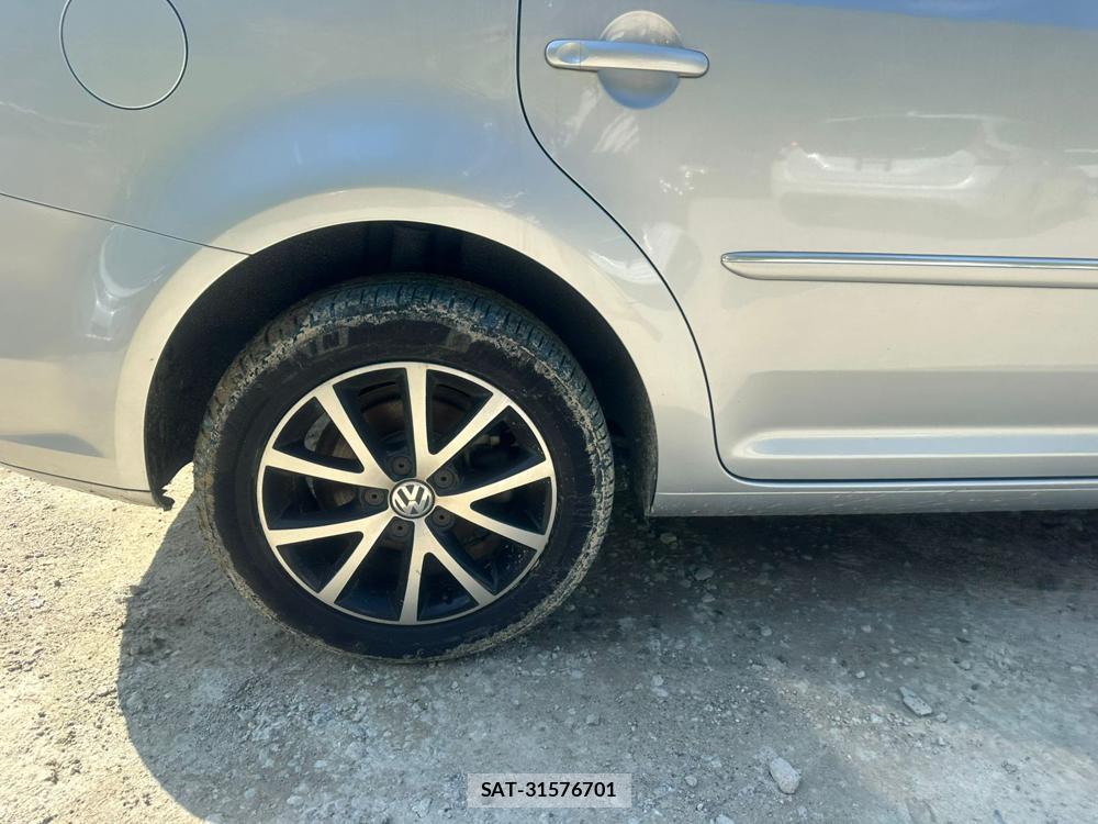 VolksWagen GOLF TOURAN 2015 6937340-26