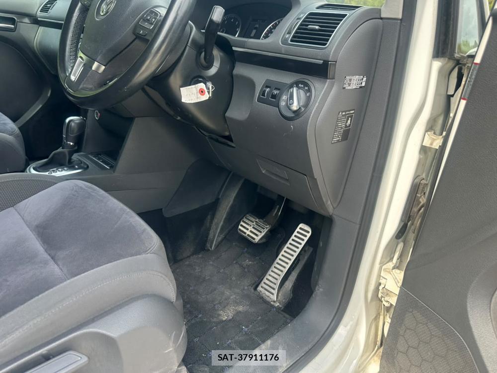 VolksWagen GOLF TOURAN 2013-09 7840161-13