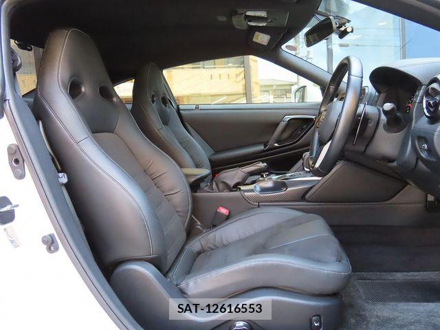Nissan GT-R 2019-12 6815080-1