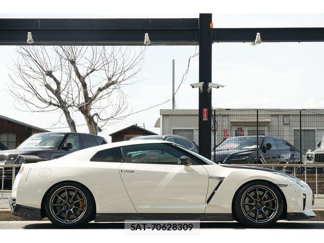 Nissan GT-R 2017-01 7219060-2